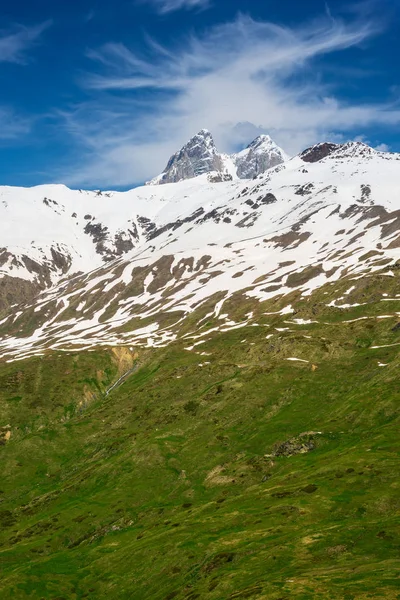 Nuvens de cirros sobre os picos cobertos de neve de Ushba, Cáucaso, Geo — Fotografia de Stock