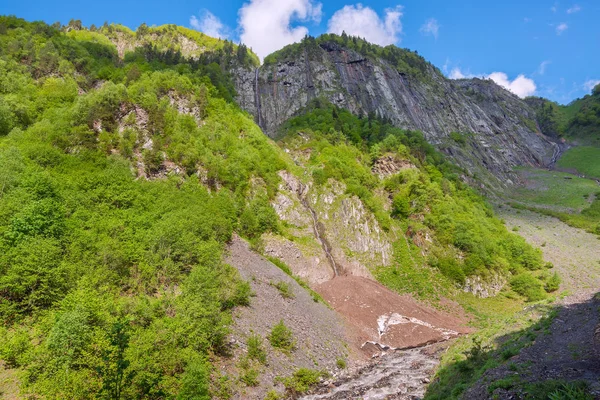 Kayalık dağ yamacında güzel şelaleler — Stok fotoğraf