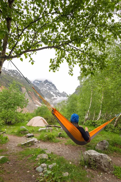 Mujer viajera relajándose en hamaca, junto al glaciar — Foto de Stock