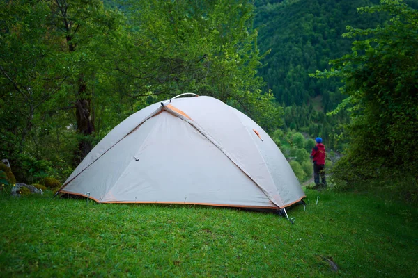 Acampamento nas montanhas — Fotografia de Stock