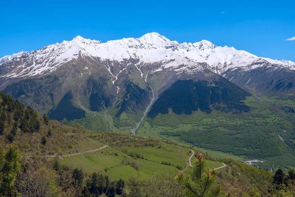 Magische Berglandschaft - schneebedecktes Gebirge — Stockfoto