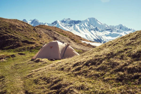 Лагерь в горах - палатка на плато — стоковое фото
