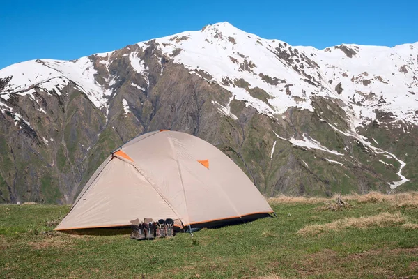 Палатка путешественников на плато — стоковое фото