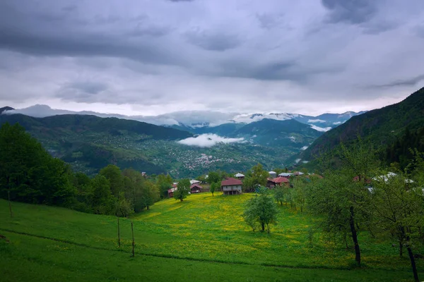 산에 있는 작은 마을 — 스톡 사진