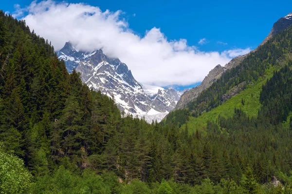 Met sneeuw bedekte bergtoppen bedekt met wolken — Stockfoto