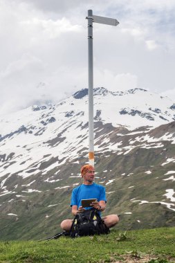 Neşeli adam Gezgin mou rotasında işaretçisinin yanında oturur