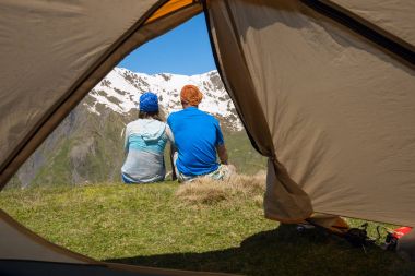 Çift mutlu yolcuları bir uçurumun üzerinde oturmak