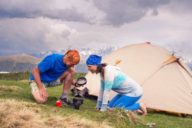 Komik yolcuları çadır yanında oturup yemek yemek 