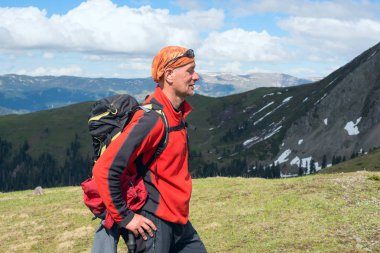 Adam Gezgin Sıradağları üzerinde duruyor