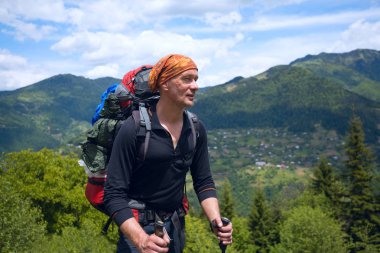 Rüya seyahat yeşil tepelerin arka plan üzerinde portresi