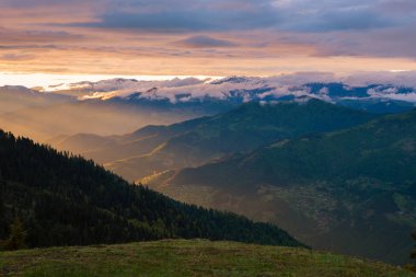 Sonra fırtına dağlarda epik günbatımı