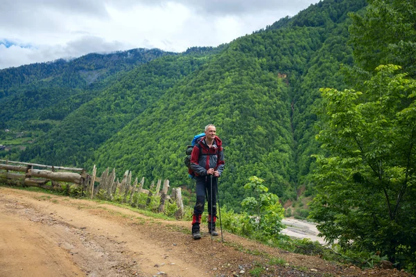 Viajante feliz na estrada da montanha — Fotografia de Stock