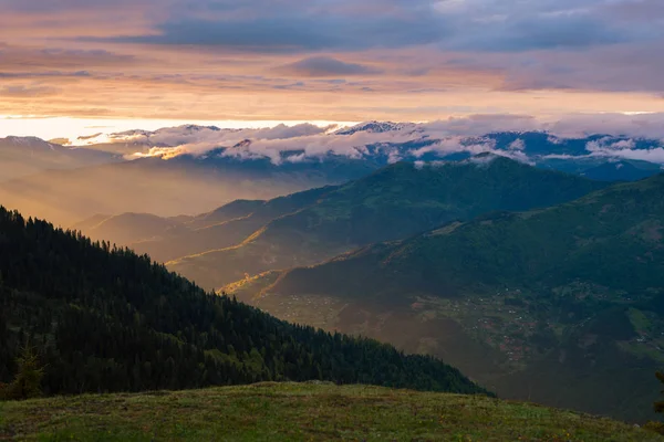 Sonra fırtına dağlarda epik günbatımı