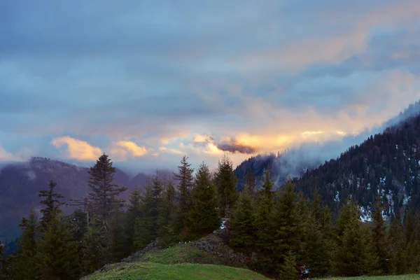 Renkli bulutlar aydınlatılmış ayar güneş ışınları