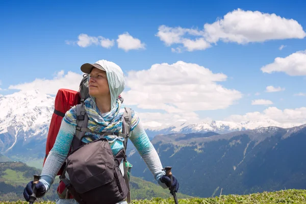 Retrato de mulher viajante que fica no planalto da montanha — Fotografia de Stock