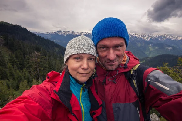 Engraçado casal de viajantes tomando selfie em um fundo tempestuoso s — Fotografia de Stock