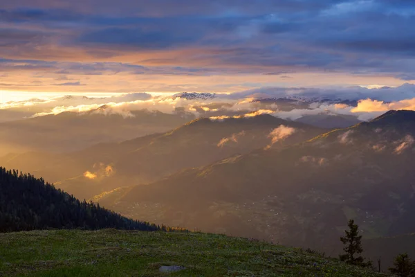 Incredibile tramonto in una montagna dopo la tempesta — Foto Stock