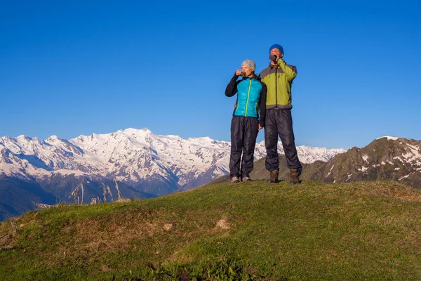 Gelukkige paar van reizigers koffie drinken — Stockfoto