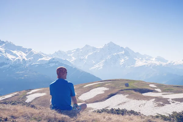 Zirvesinin epik bir manzaranın adam traveler
