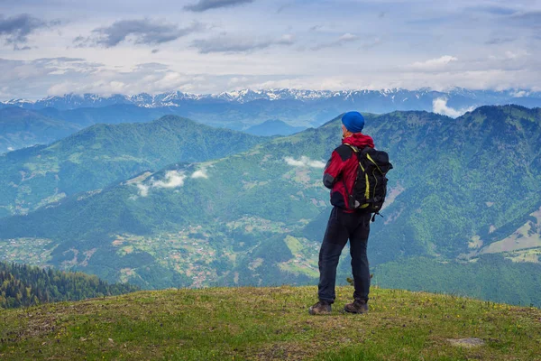 Man reiziger bewondert een panorama van de bergen — Stockfoto