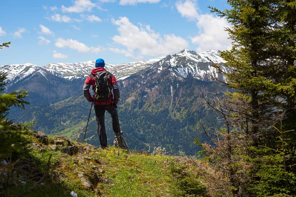 Wandelaar bewondert een panorama van de bergen — Stockfoto