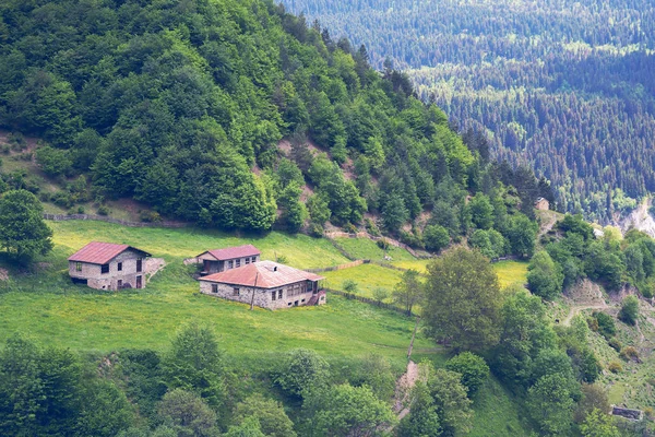 Opuszczony Góra mała wioska wśród zielonych pastwiskach — Zdjęcie stockowe