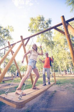 Neşeli çift eğlenceli yaşıyor