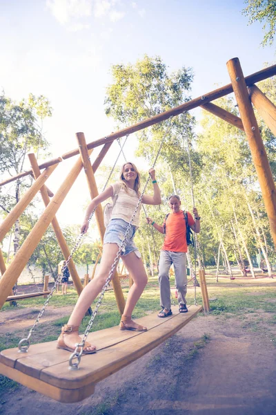 Neşeli çift eğlenceli yaşıyor