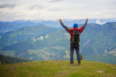 Mutlu bir adam Gezgin dağlarda Kollarını açarak