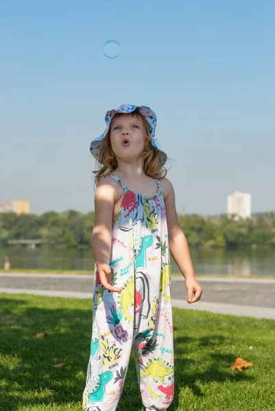 Sürpriz küçük kız sabun köpüğü ile oynuyor 