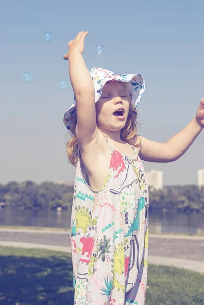 İlham ile şarkı şaşırtıcı küçük kız