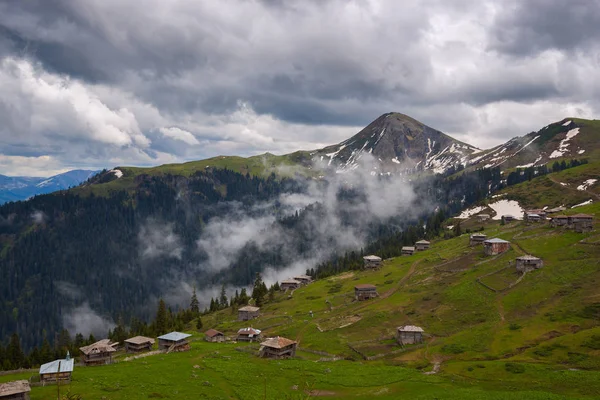 Vecchio villaggio di montagna abbandonato — Foto Stock