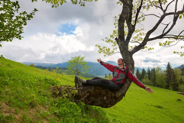 Avonturier plezier tijdens zijn reizen in de bergen — Stockfoto