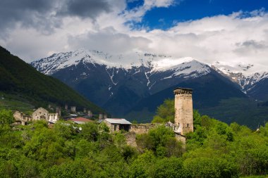 Eski kule ve dağlarda eski taş evler
