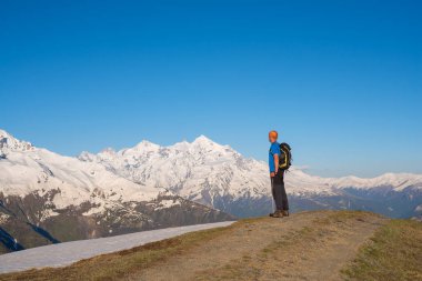 Gezgin dağ yolda duruyor 