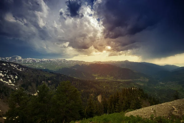 Enormi nuvole pesanti galleggiano sopra le montagne — Foto Stock