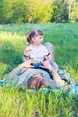 Renkli kalemler ile küçük kız