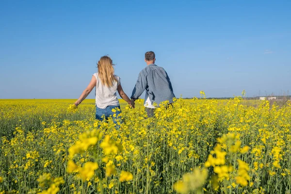 Bir alandaki mutlu çift sarı çiçek