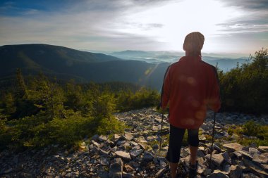  Gezgin hayran günbatımı dağlarda