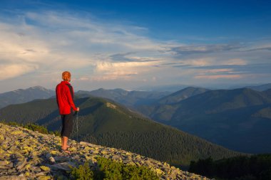 Gezgin inanılmaz bulutların hareketini izler