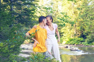 Mutlu Romantik Çift vahşi seyahat zevk alıyor