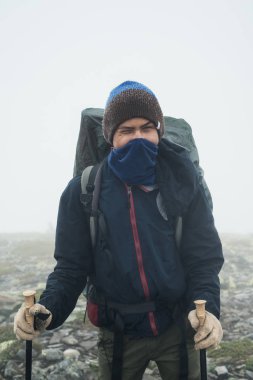 Genç Gezgin, genç sırt çantası ile