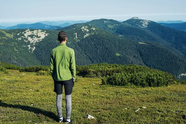 Genç yolcusu Alp çayır üzerinde tek başına duran 