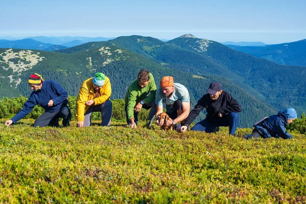 Amigos durante viagens na natureza — Fotografia de Stock