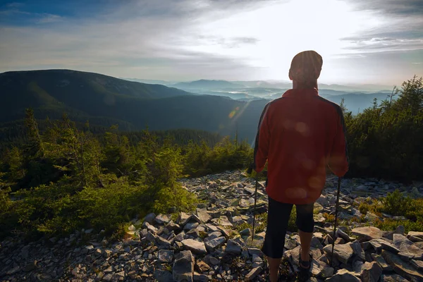  Gezgin hayran günbatımı dağlarda
