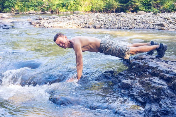 Feliz aventurero hombre deportivo se está lavando — Foto de Stock