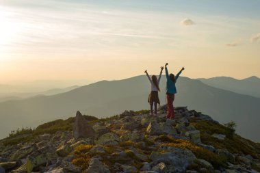 Neşeli anne ve kızı, Kollarını açarak