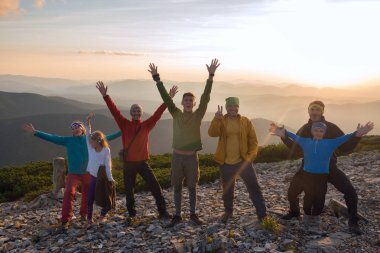 Dağlarda bir seyahat sırasında neşeli arkadaşları