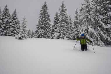 Gezgin insan derin karda yürüme 