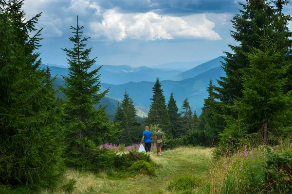 2 명의 여행자 고산 초원 따라 산책 — 스톡 사진